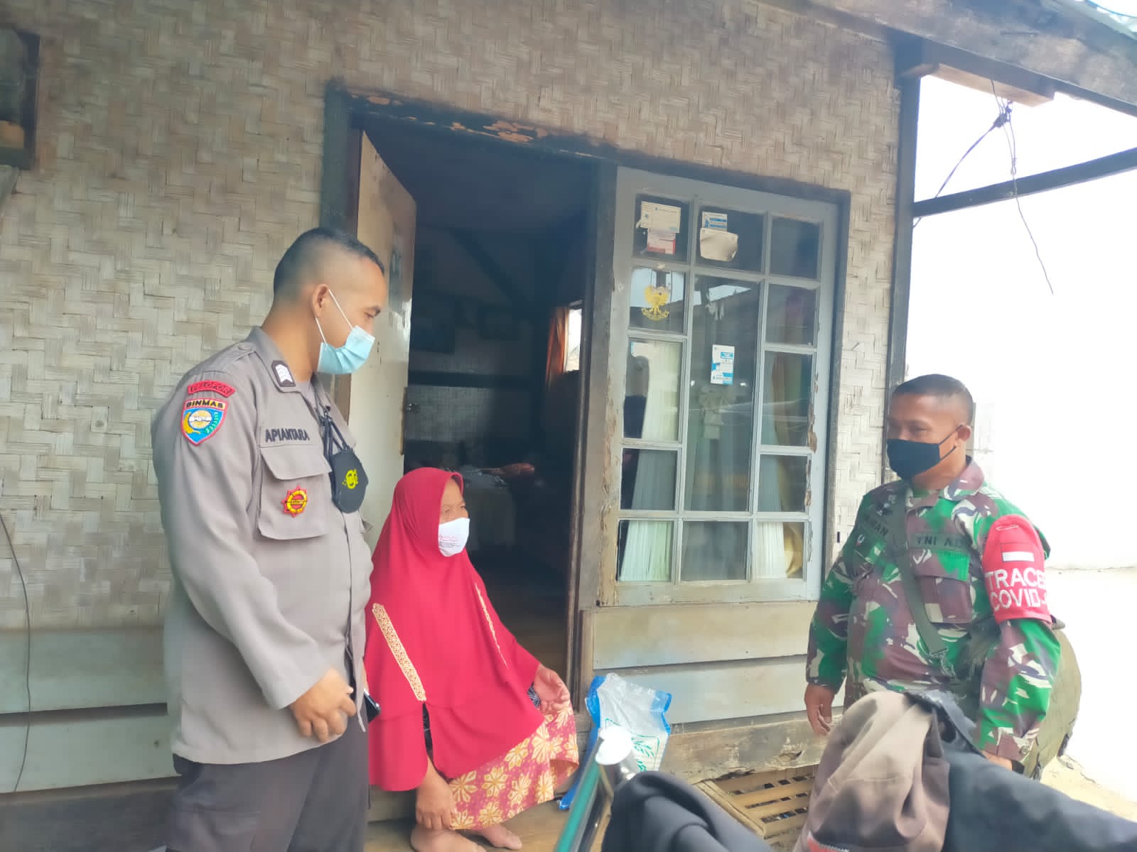 Polisi Bersama Babinsa Salurkan Bantuan Sosial Beras