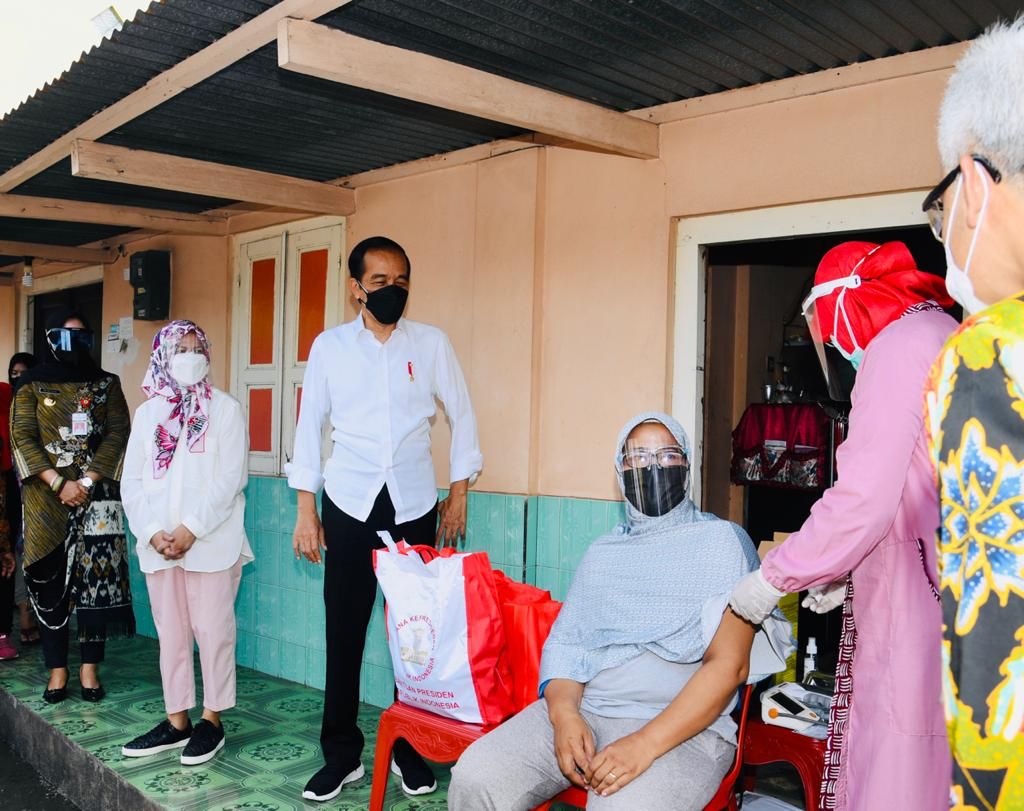 Presiden Tinjau Vaksinasi Pintu ke Pintu di Jawa Tengah