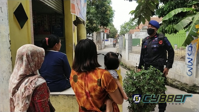 Sat Brimob Polda Jabar Sambangi Warga Plumbon Edukasikan Prokes dan Bagikan Masker