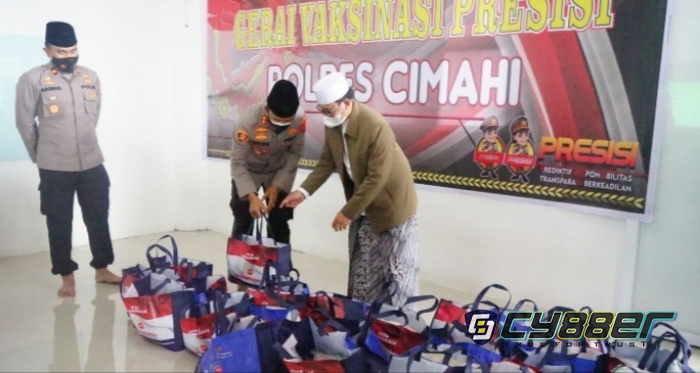 Polisi Bersama Forkopimda Gelar Bansos Polri Peduli Covid-19 