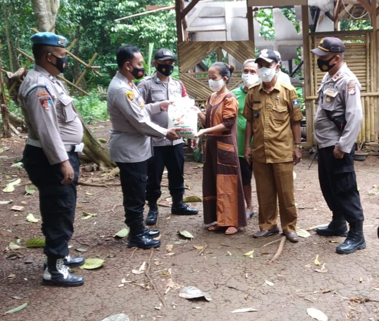 Polsek Mancak Polres Cilegon Berikan Bantuan Kepada Korban Kebakaran