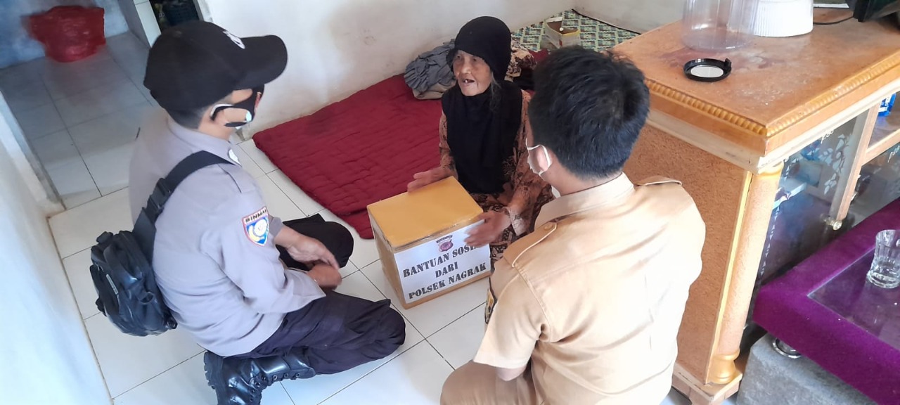 PPKM Darurat Level 2, Polisi Gelar Bansos Bagikan Sembako di Cikakak