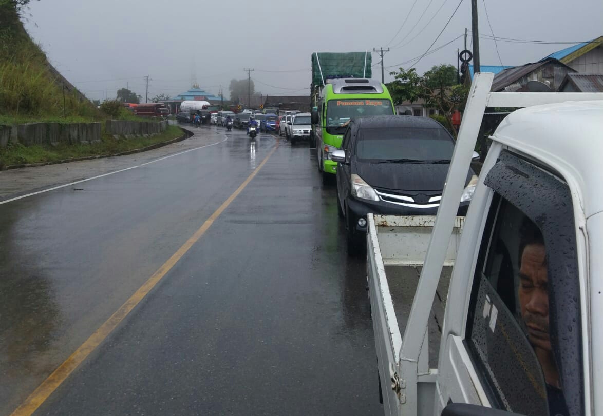 Ruas Kebun Kopi Palu Kembali Longsor, Akibatkan Antrian Panjang Kendaraan Bermotor