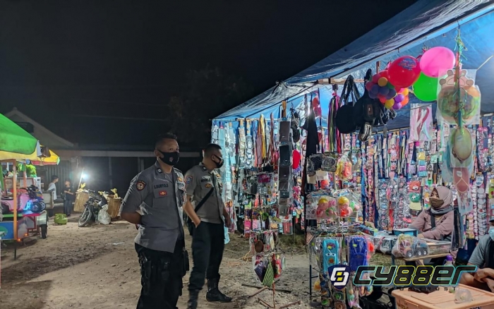 Polisi  Sosialisasi Pendisiplinan Prokes Sembari Bagikan Masker