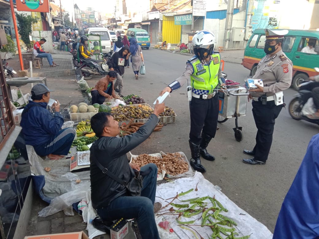 Polisi Tegakan Disiplin Protokol Kesehatan Covid 19 Dimasa PPKM Level 3 Dengan Bagi Bagi Masker di Pasar