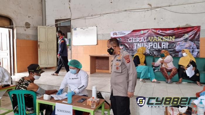 Polri  Bersama TNI Pantau Gerai Vaksinasi Presisi di Wilayah Desa Bojongkunci