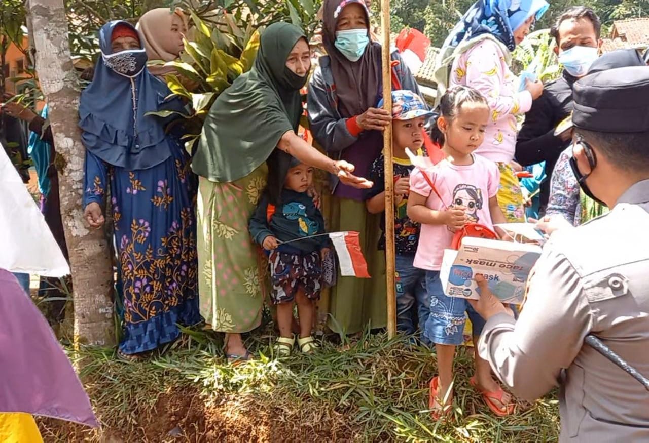 Polri Peduli, Polisi Bagikan Masker