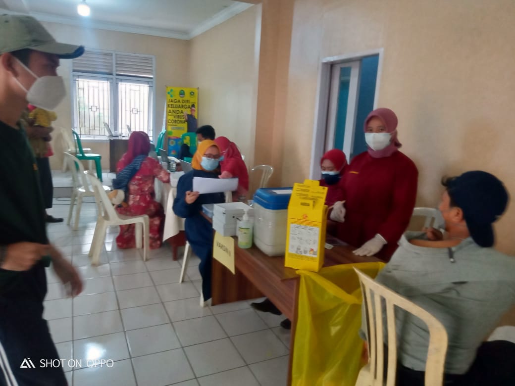 Masyarakat Antusias ikuti Vaksinasi Massal di  Desa Srogol Kabupaten Bogor