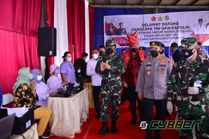 Panglima TNI Bersama Kapolri Tinjau Vaksinasi Covid-19 di Pasar Induk Lau Cih