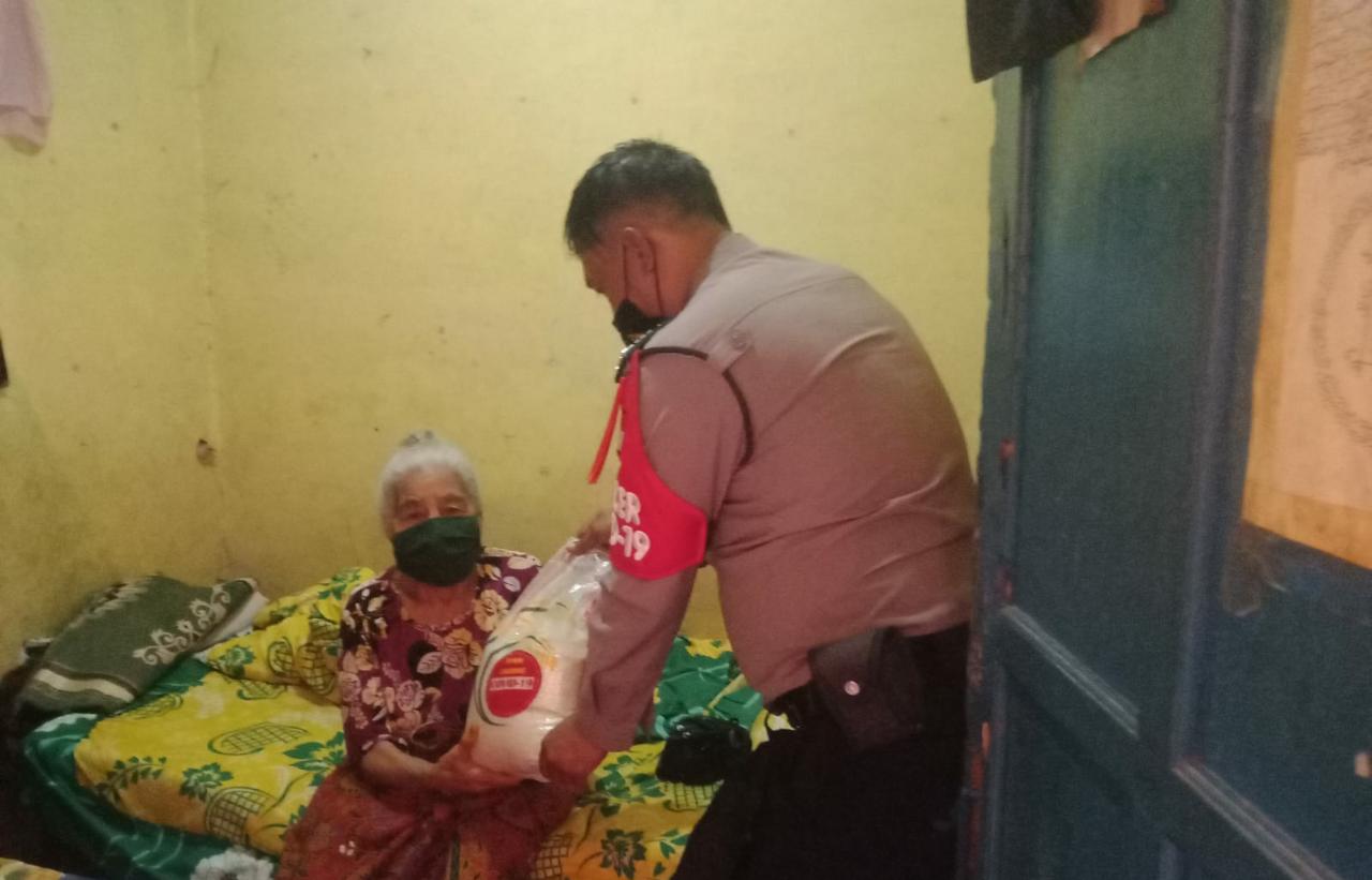 Peduli Terhadap Masyarakat, Polisi Berikan Bansos Beras