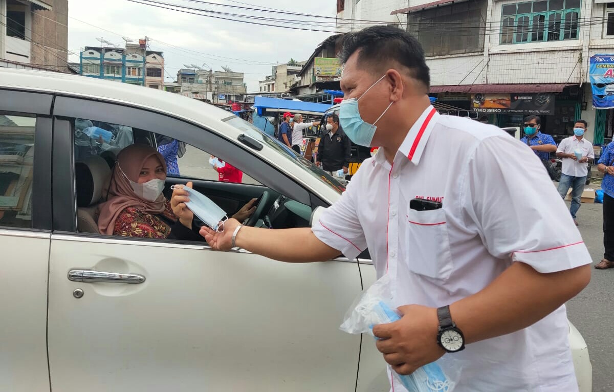 Untuk Kesadaran Prokes Pengendara R2 R4, PWI Labuhan Batu Bagikan Ribuan Masker Gratis