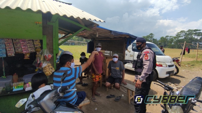 Cegah Covid-19, Sat Brimob Polda Jabar Beri Himbauan Prokes Kepada Warga Cileunyi Sambil Berikan Masker Dimasa PPKM