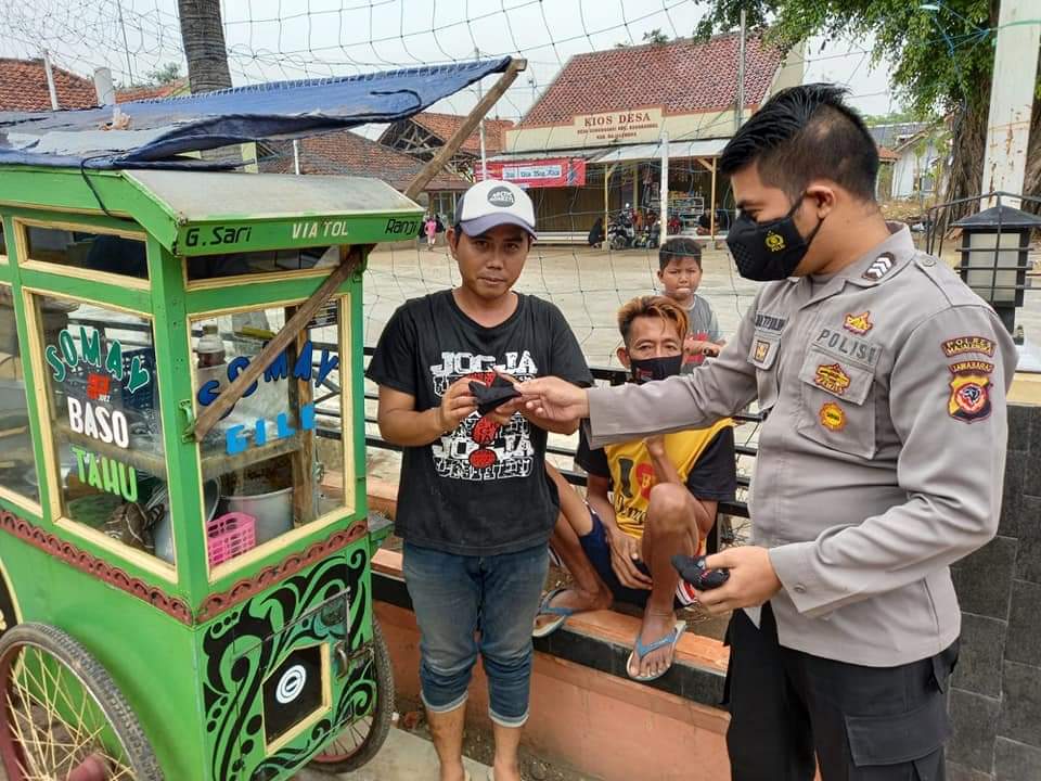 Cegah Penyebaran Covid-19, Polisi Bagikan Masker