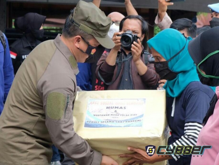 Polda Riau dan WMPR Membagikan Sembako Sebanyak 250 Paket 