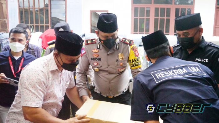 Polisi Kembali Salurkan Bantuan Sosial Bantu Masyarakat Terdampak PPKM