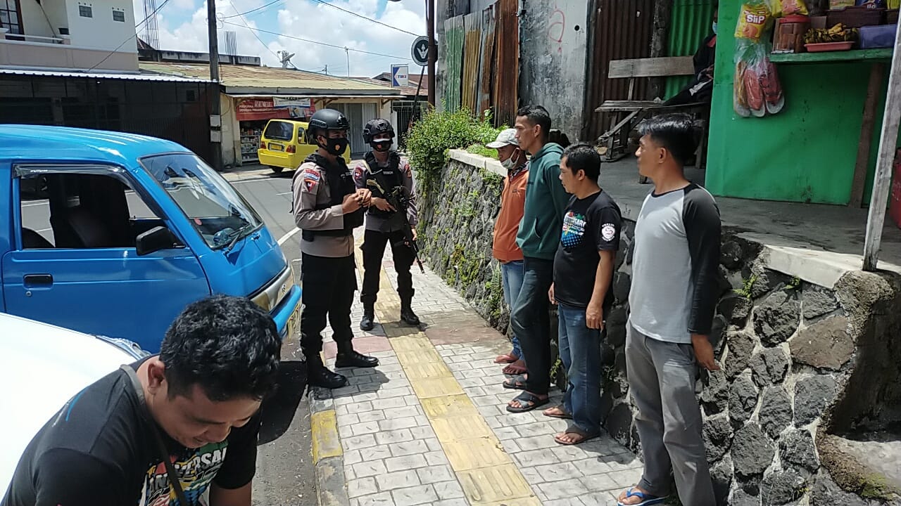 Sat Brimob Polda Jabar Berikan Masker Kepada Warga Cipanas