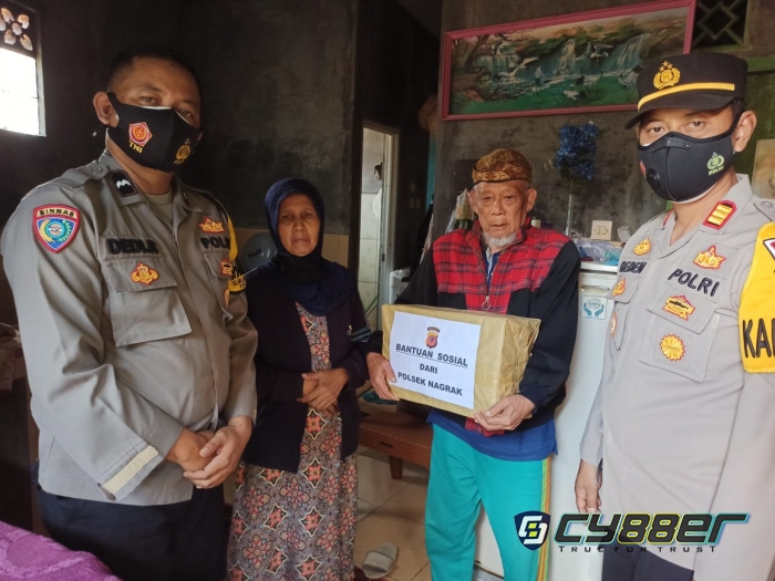 Polisi di Sukabumi Terus Salurkan Bansos pada Warga Terdampak PPKM Level 2