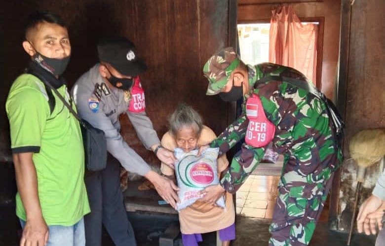 Salurkan Bantuan Sosial Sembako, Polisi  Gelar Baksos Sambangi Warga secara Door To Door