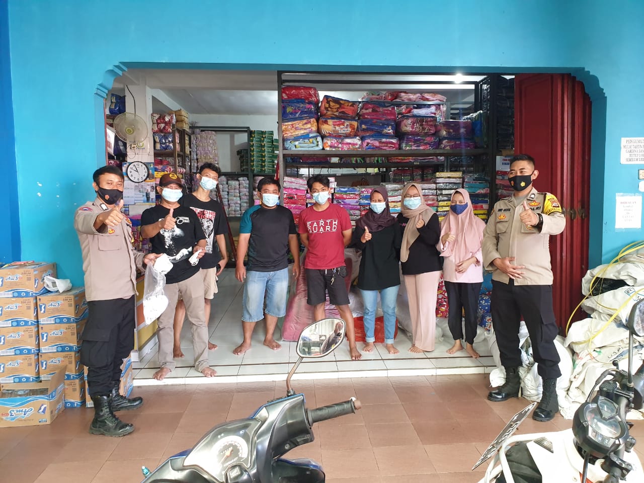 Antisipasi Penyebaran Covid-19, Polisi Bagikan Masker di Pasar