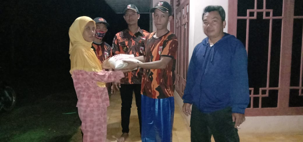Peduli Warga Terdampak Covid-19, Pemuda Pancasila Bagikan Paket Sembako di Desa Bolang