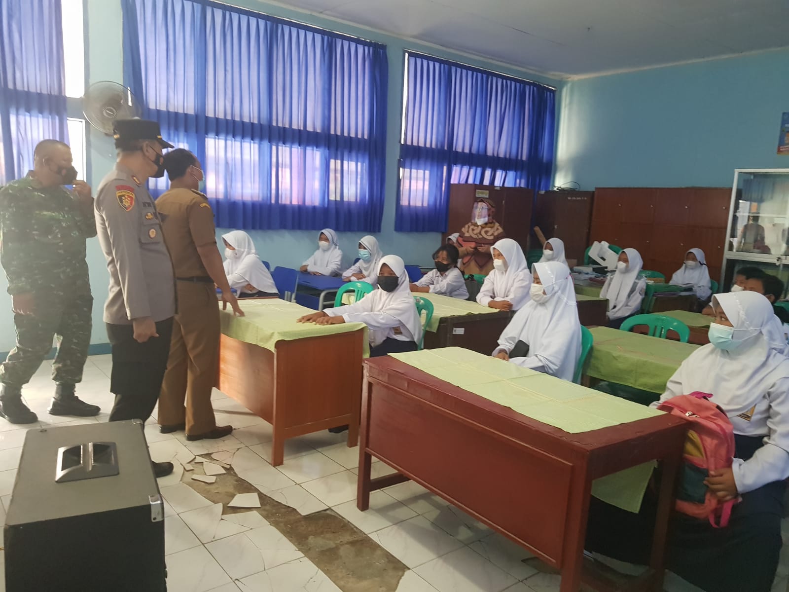 Bersama Muspika, Polisi Pantau Penerapan Prokes Di Sekolah Ditengah PPKM Sambil Bagikan Masker Gratis