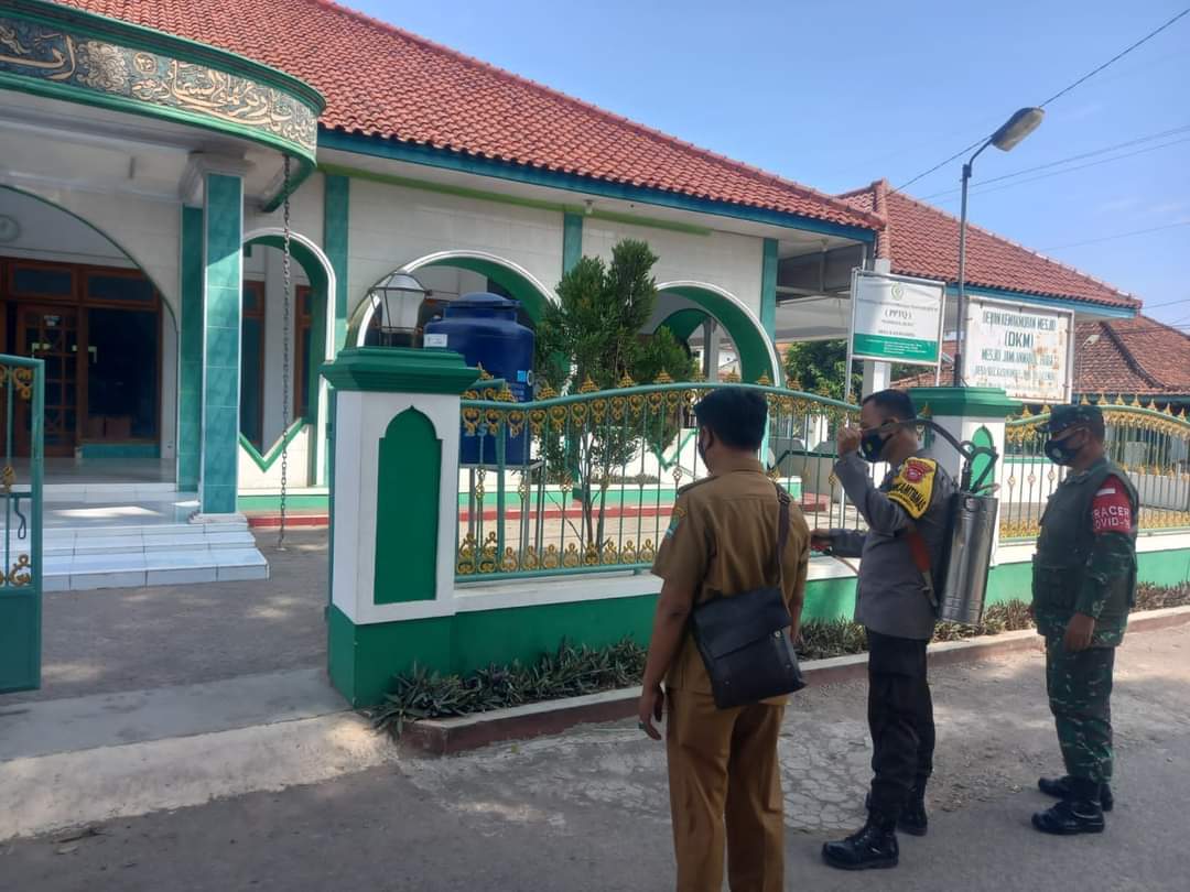 Bhabinkamtibmas dan Babinsa Semprokan Disinfektan di Tempat Ibadah 