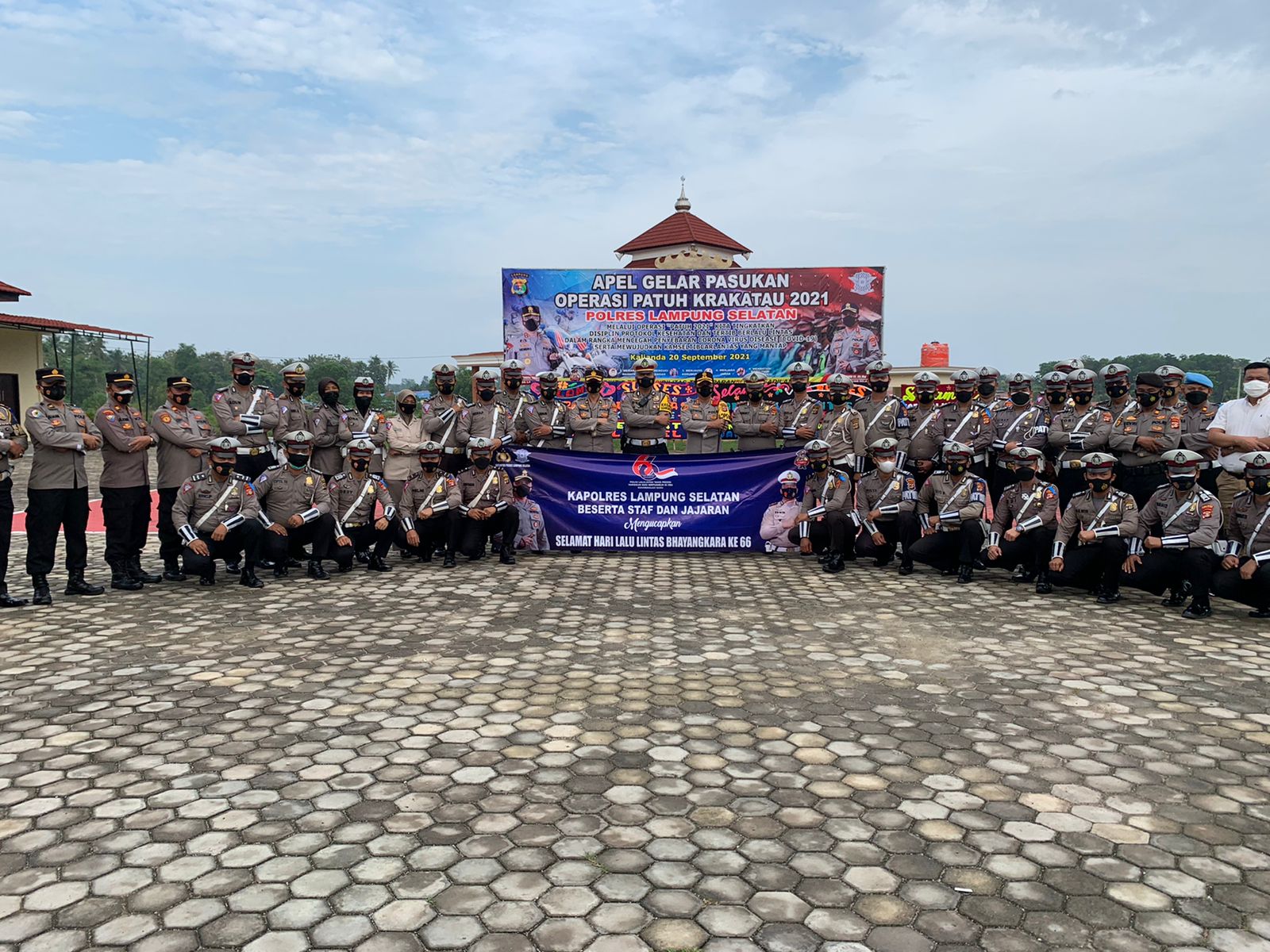 HUT Lalu Lintas Bhayangkara ke-66, Polres Lamsel Lakukan Baksos
