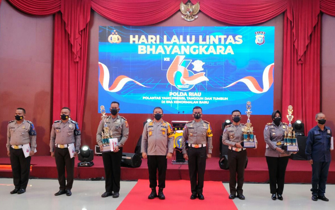 Peringati Hari Lalulintas Ke 66, Kapolda Riau Berikan Penghargaan Personel Berprestasi