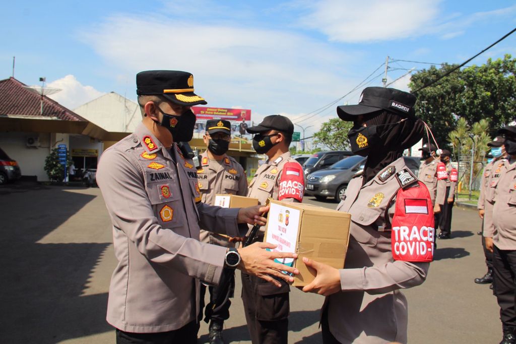 Polisi Berikan Bansos Pada Pedagang Kaki Lima Dimasa PPKM
