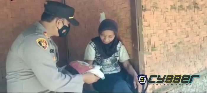 Giat Vaksin Merdeka di Sukabumi, Polisi Gencar Bagikan Sembako secara Door To Door 