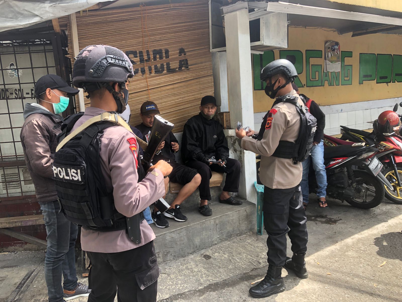 Sat Brimob Polda Jabar Bagikan Masker dan Ajak Warga Patuhi Prokes