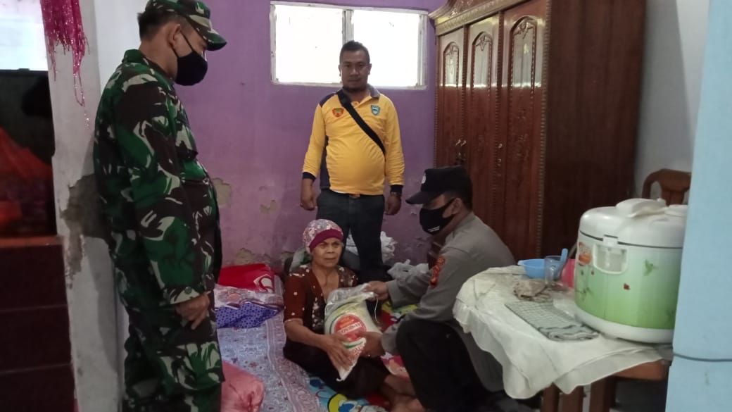Polisi Salurkan Bansos Sembako Kepada Warga Desa Tangkil