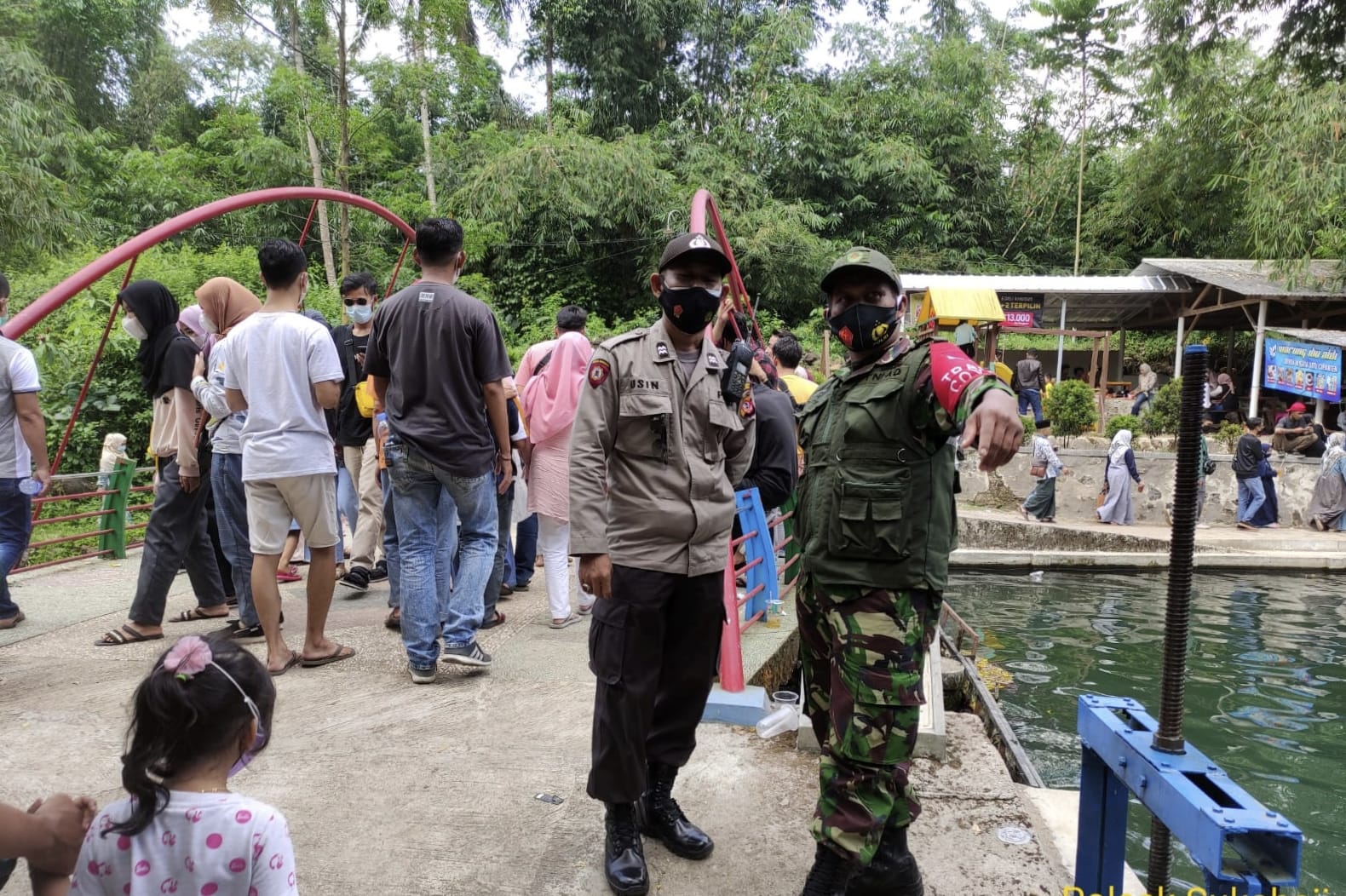 Bhabinkamtibmas Bersama Babinsa Awasi Penegakan Prokes di Tempat Wisata 