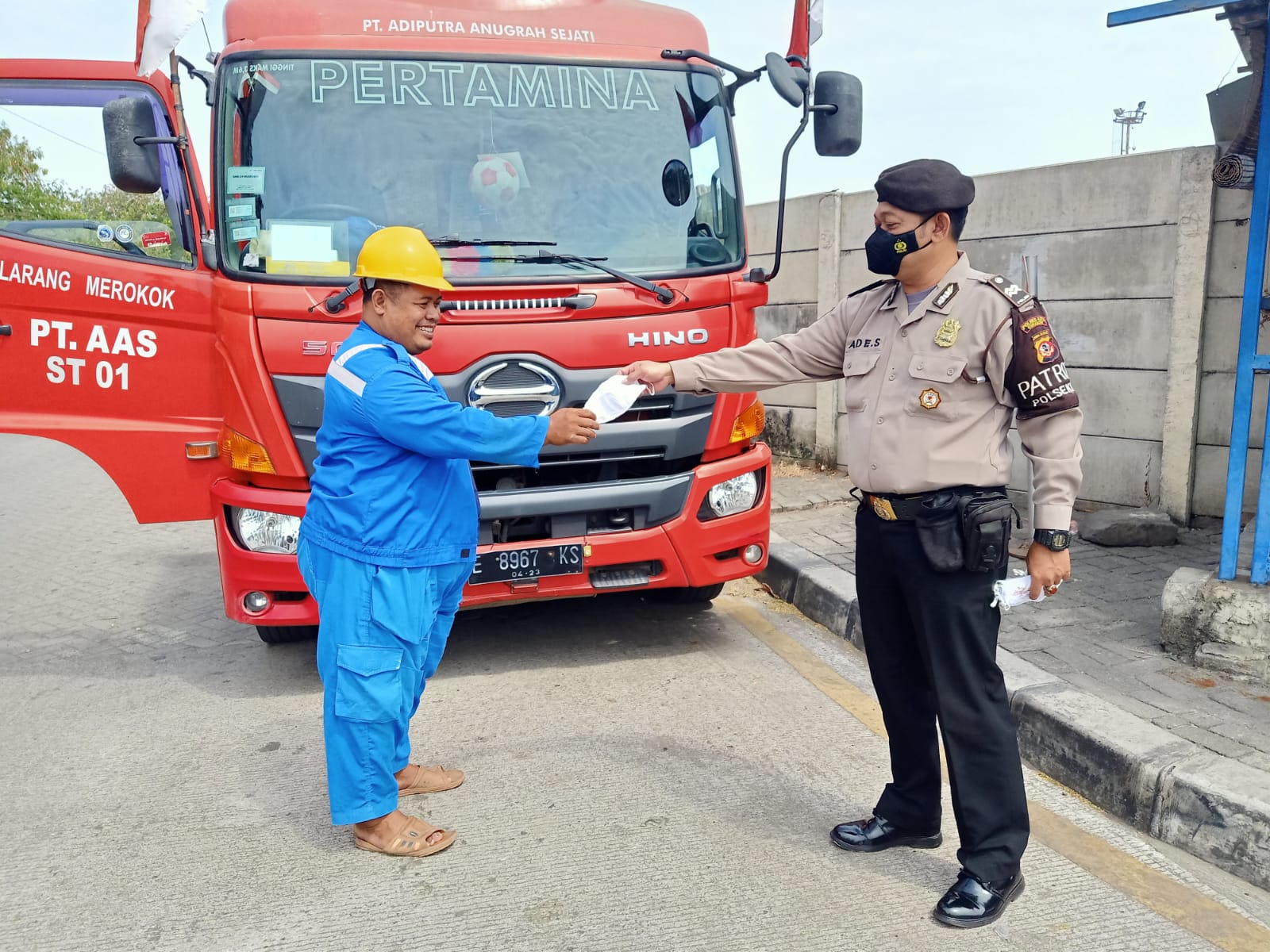 Polisi Galakkan Pembagian Masker Bagi Pengunjung Pelabuhan