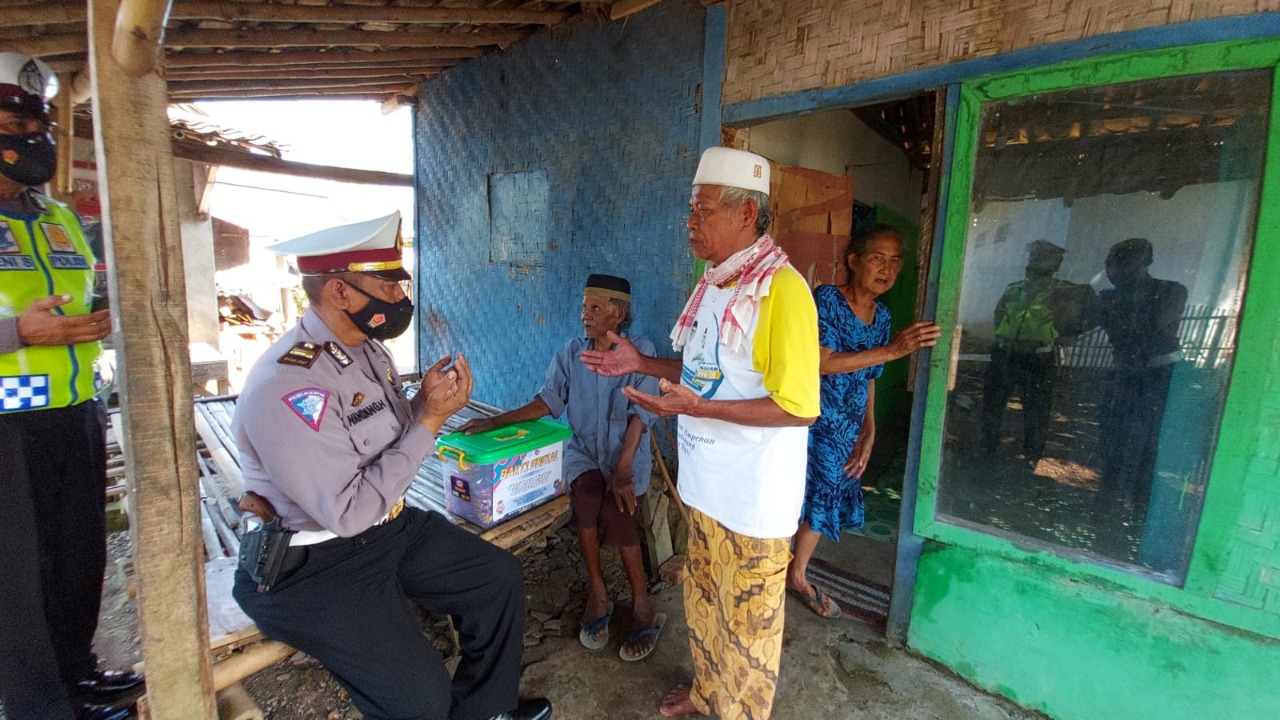Polisi Salurkan Bansos Sembako ke Warga Terdampak Covid-19