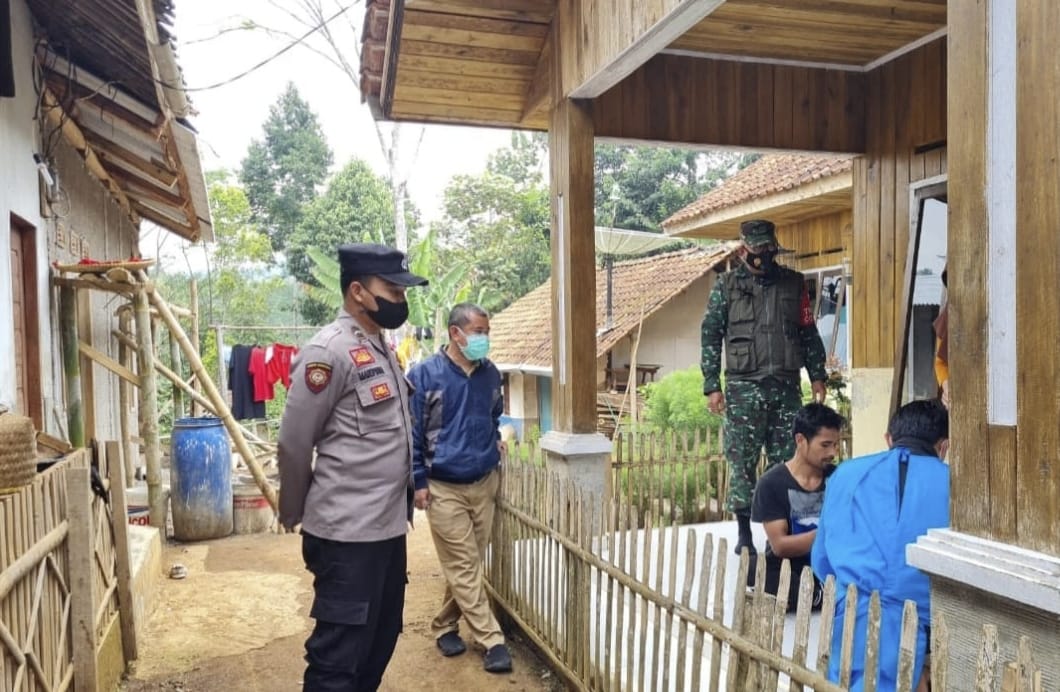 Polsek Lemahsugih Berikan Bantuan Paket Sembako