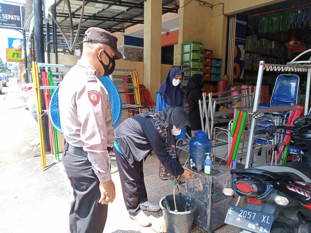 Dengan Humanis Polisi Tegur Warga Tidak Menggunakan Masker