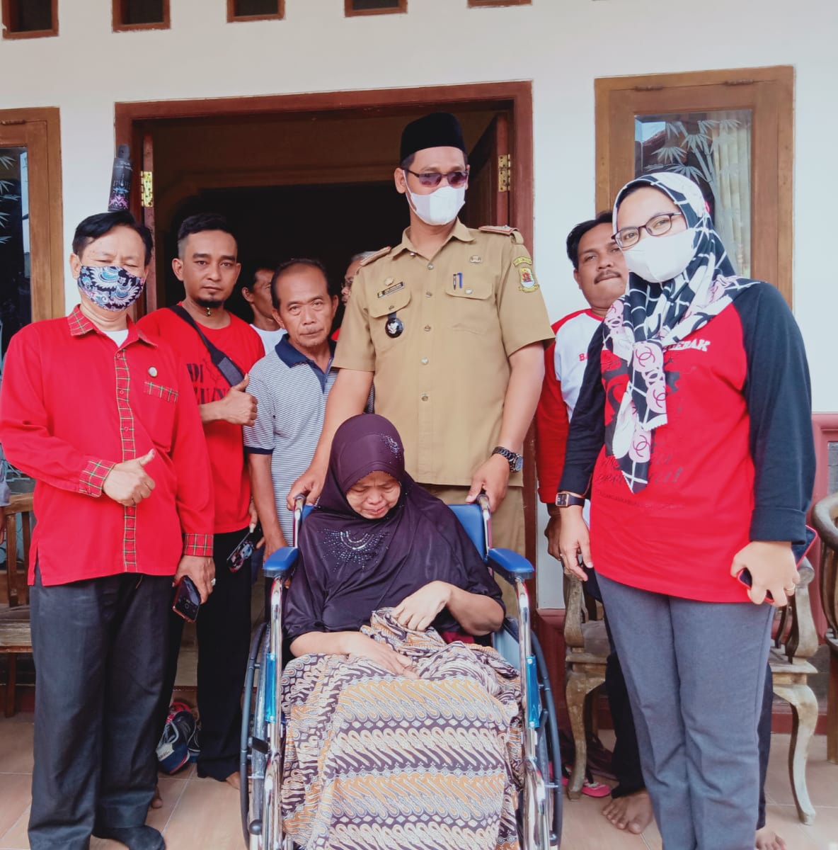 DPC PDI Perjuangan Kab. Cirebon  Beri Bantuan Kursi Roda Ke Penderita Paralisis 