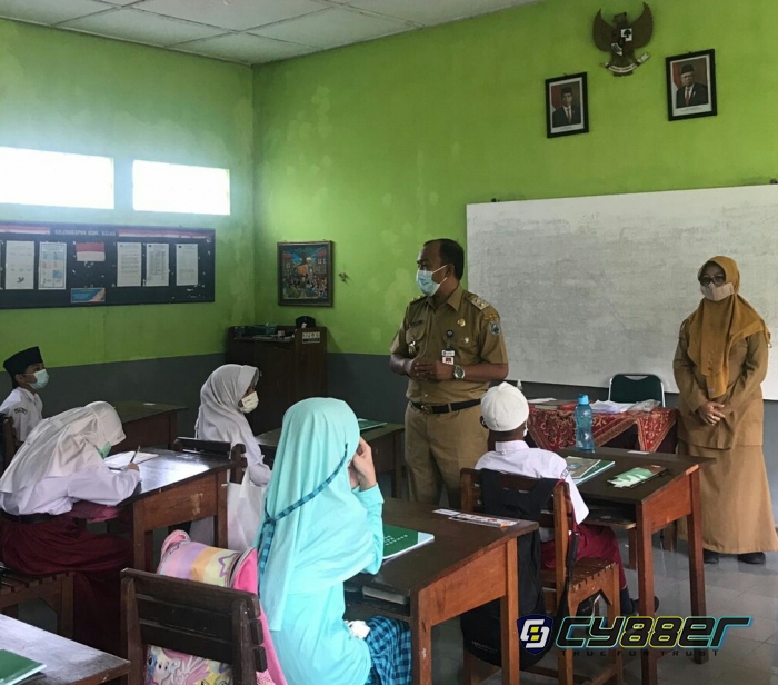 Jumadi, Orang Tua Juga Sebagai Wawako Tegal Rela Antar Putrinya PTM 