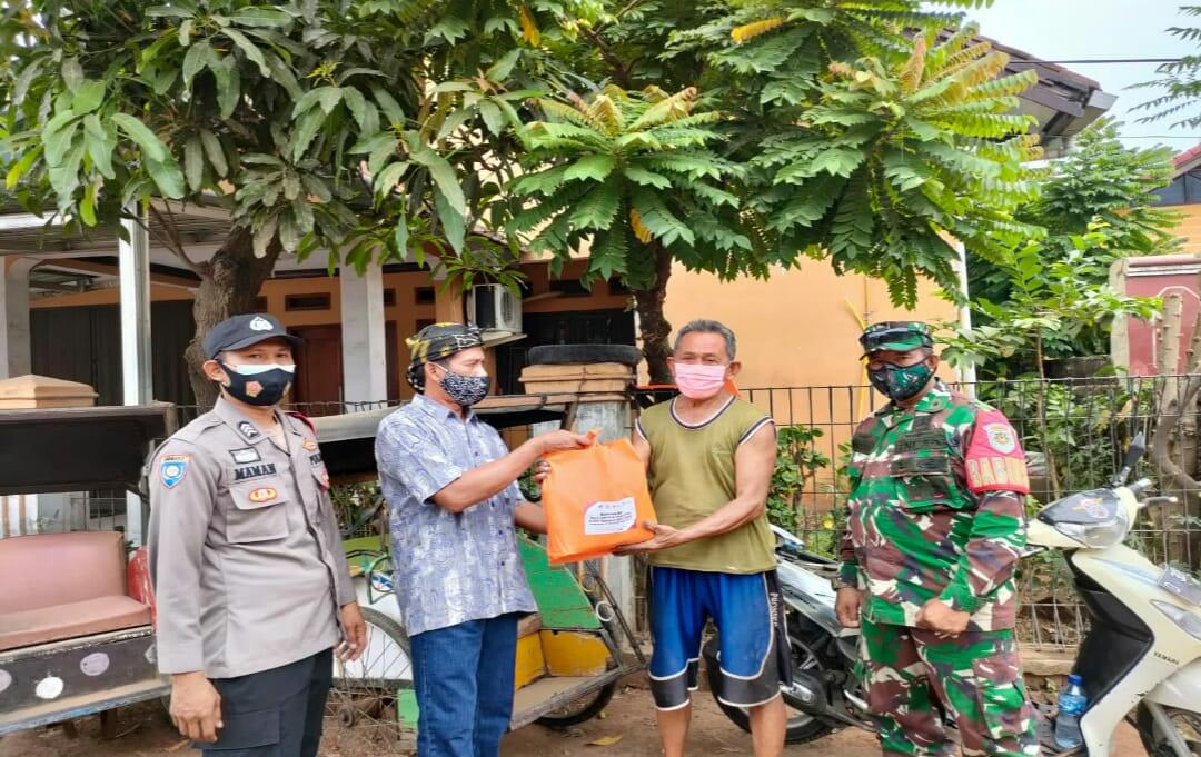 Polri Tak Kenal Lelah Bagikan Paket Sembako Untuk Warga Kurang Mampu