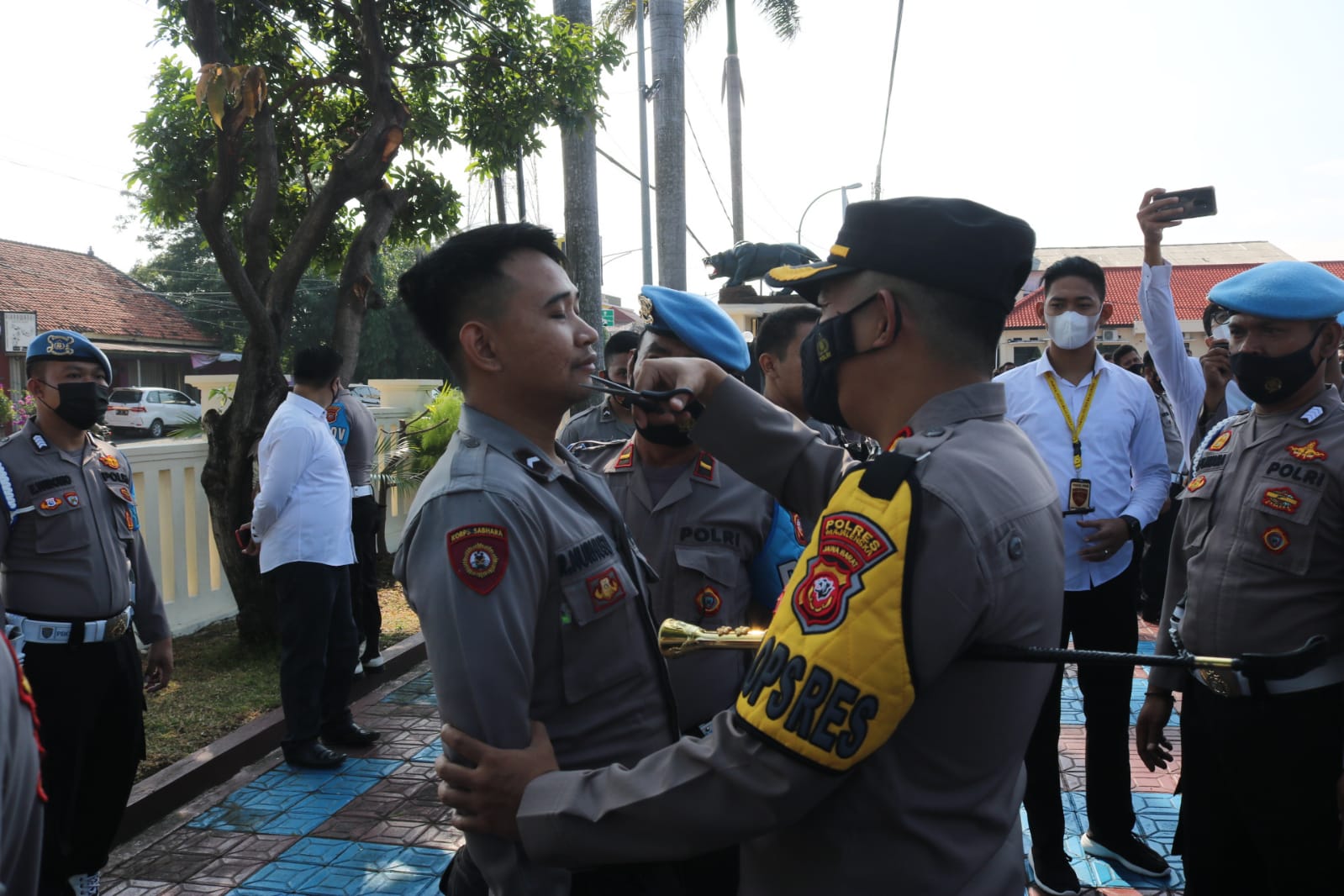 Usai Apel Pagi, Kapolres Majalengka Lakukan Pemeriksaan Kelengkapan Anggota