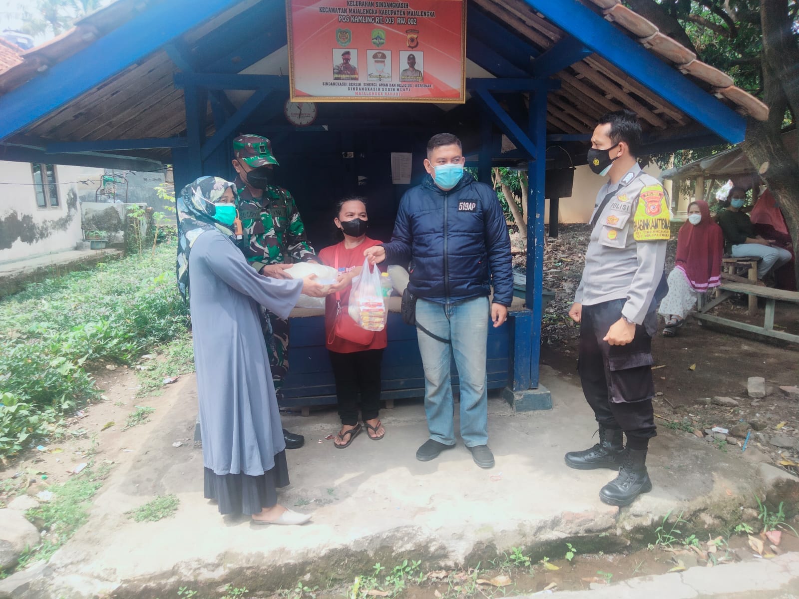 Bantu Warga Terdampak Covid-19, Polisi Bagikan Bansos Sembako