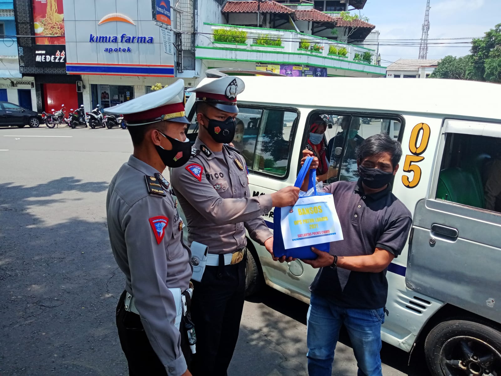 Polisi Bagikan Bansos Sembako Kepada Supir dan Pak Ogah