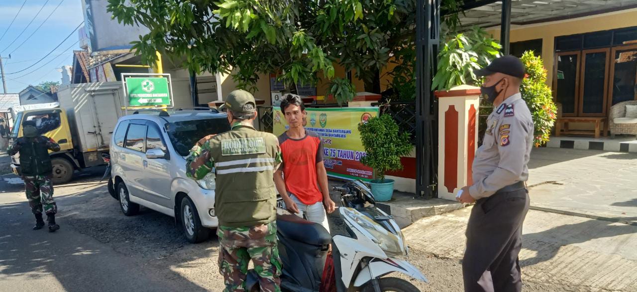 Selain Ops Yustisi, Polri Dan Koramil Bagikan Masker Kepada Pengendara