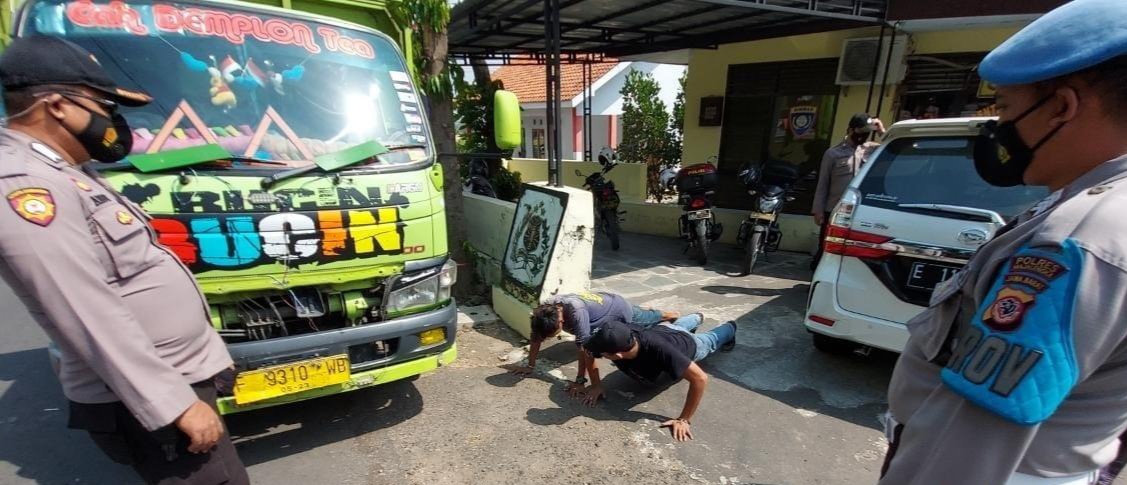 Cegah Penyebaran Covid-19, Polisi Bagikan Masker Sasar Pengguna Jalan