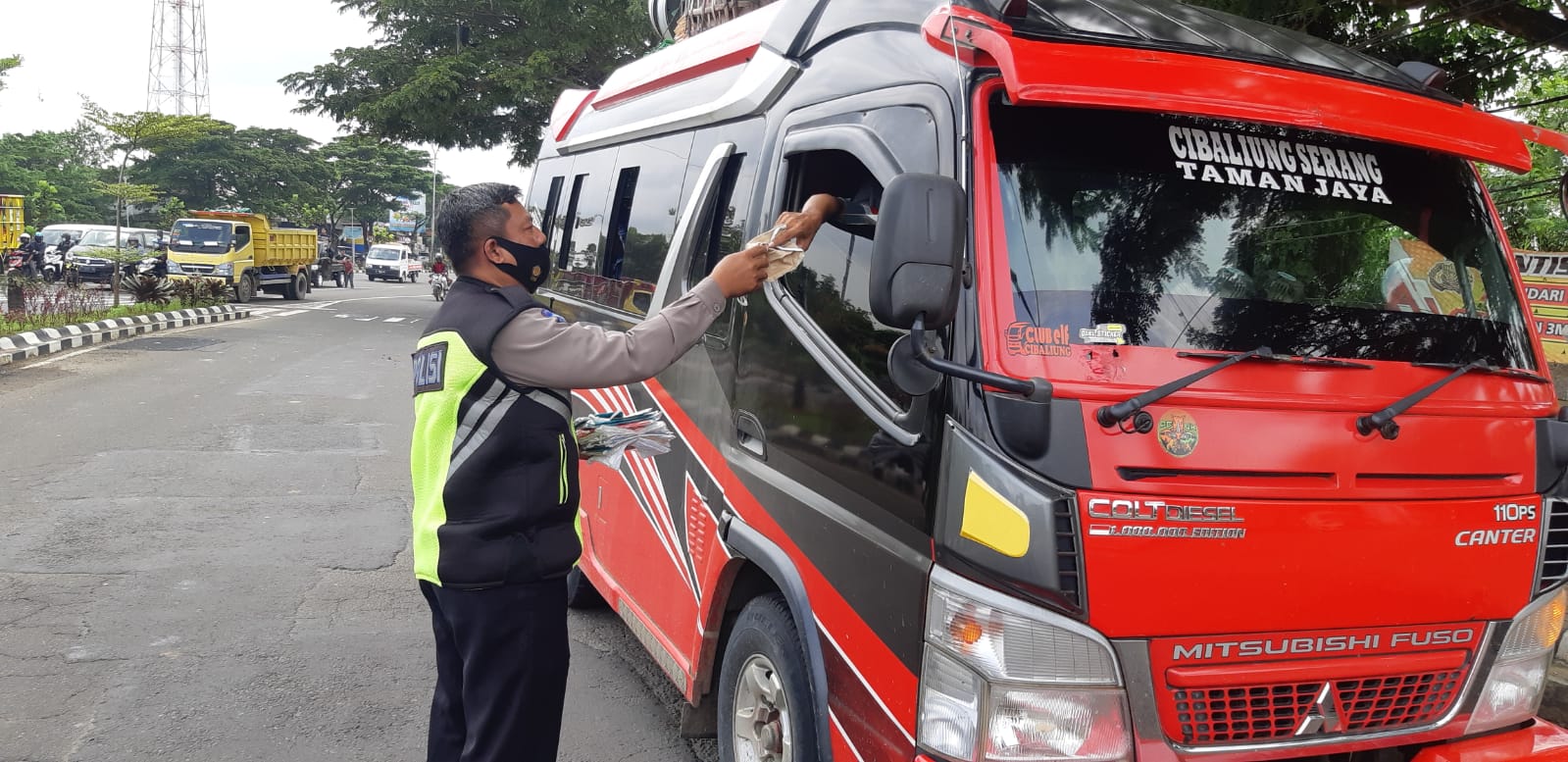 Polisi Sektor Pabuaran Polres Serang kota Bagikan Masker