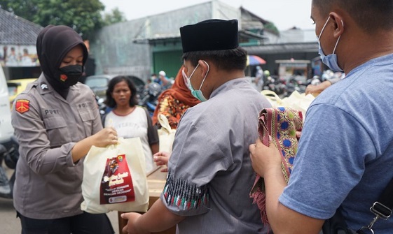 Jumat Berkah, Polwan Bersama Komunitas Bagikan Bansos 90 Paket Sembako