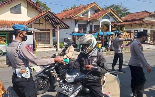 Polisi Bagikan Masker Gratis, Upaya Mengedukasi Pentingnya Masker Dimasa PPKM