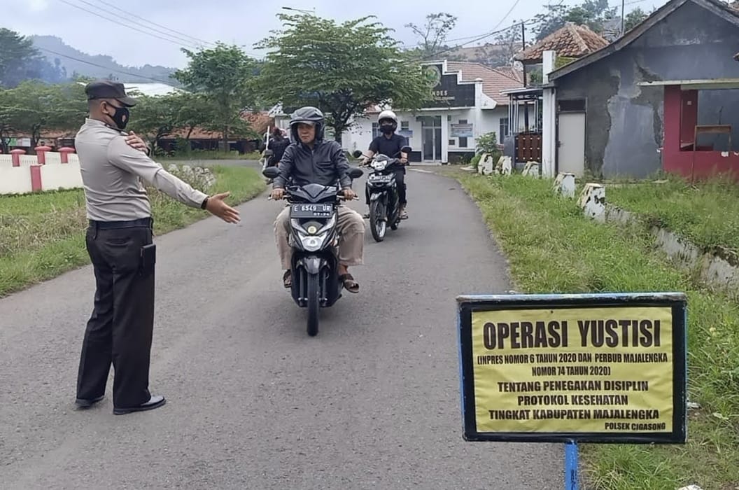 Polisi Gelar Ops Yustisi dan Bagikan Masker di Cigasong