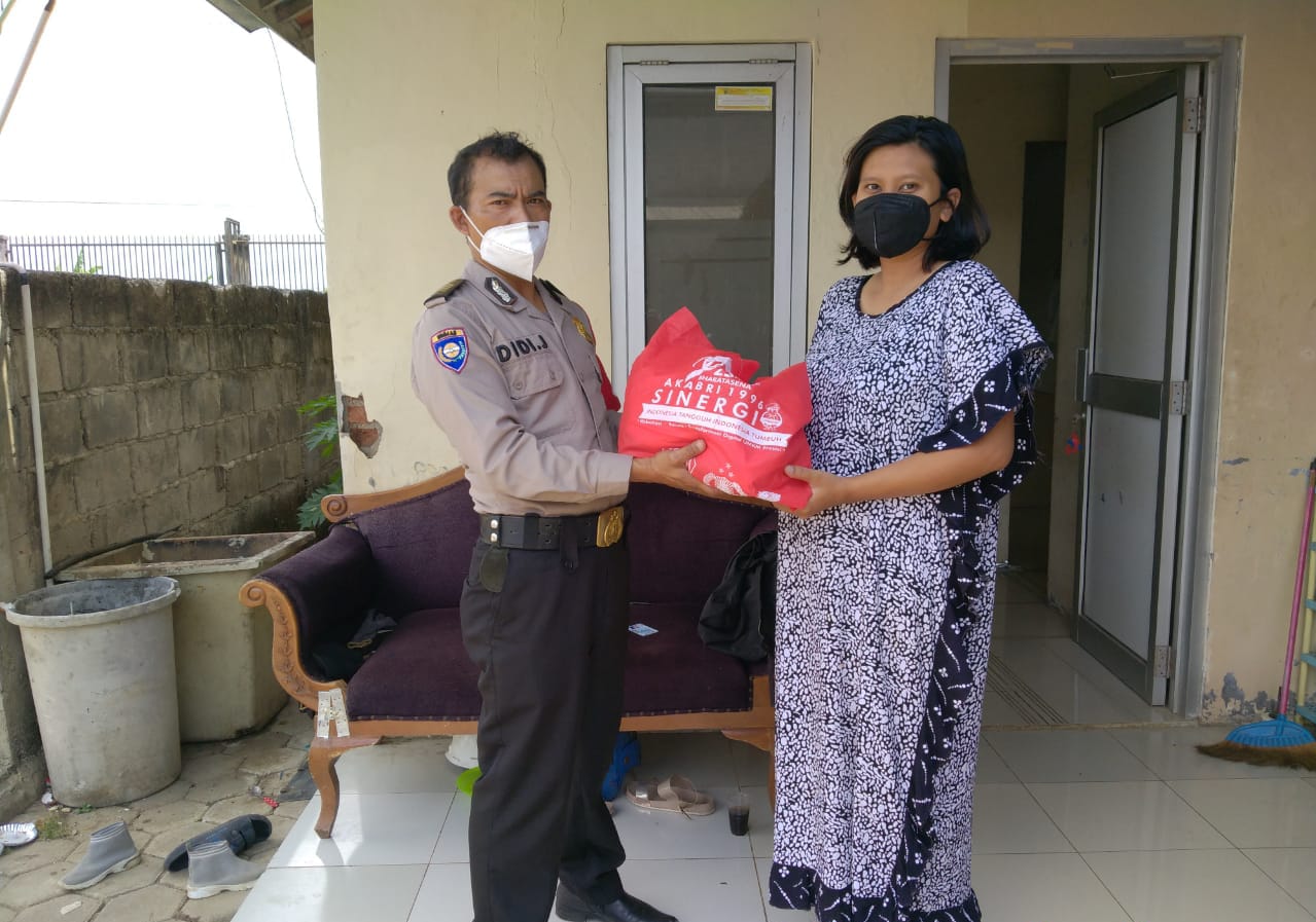 Polri Salurkan Paket Bansos dari Alumni Akabri 96 Bharatasena